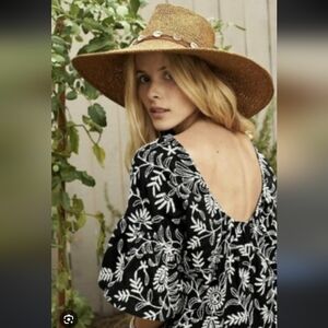 653-Anthropologie Black and White Embroidered Women's Top